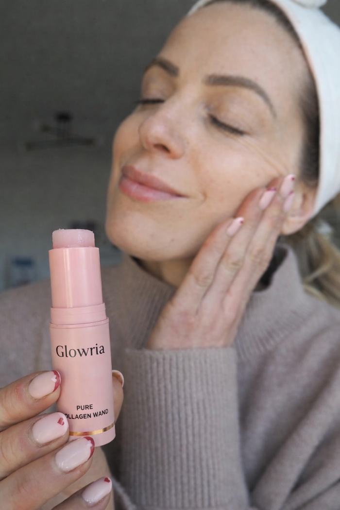 Femme appliquant le baume Glowria